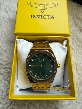 Invicta NIB Men's 46841 Speedway Quartz 3 Hand Green Dial Watch